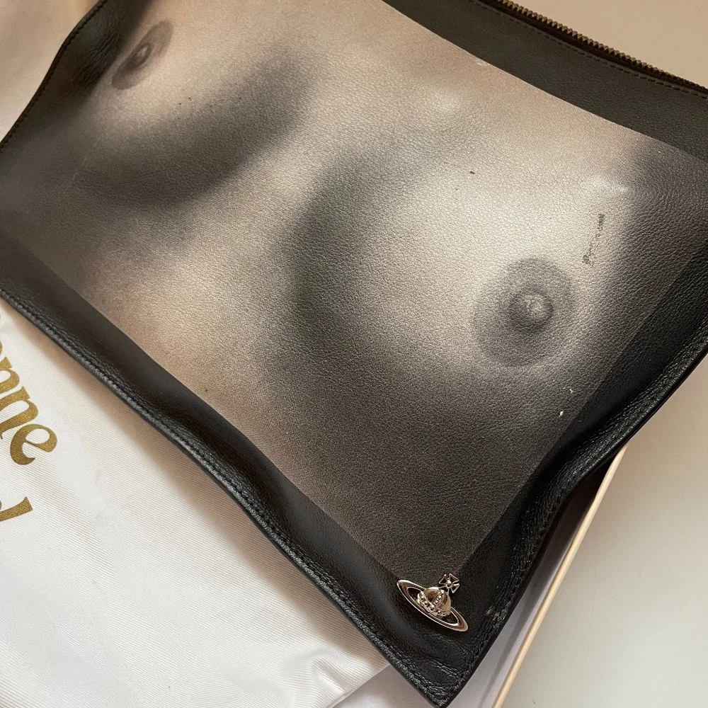VIVIENNE WESTWOOD ICONIC TI TS PRINTED BLACK LEATHER CLUTCH NWT SS16 - Picture 2 of 15